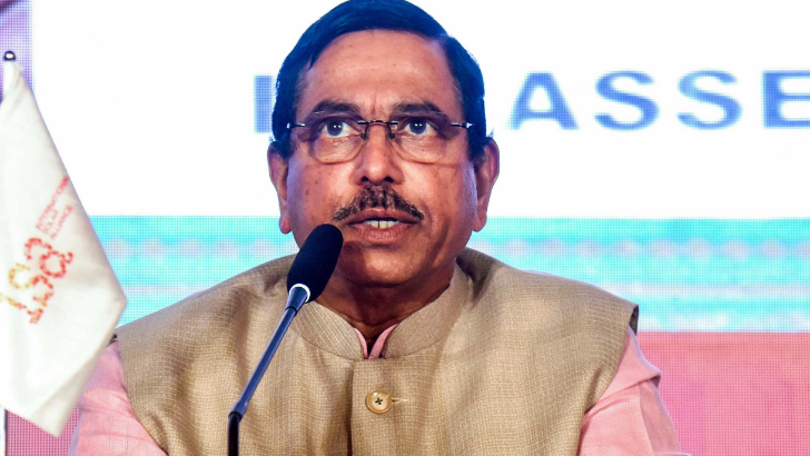 https://www.salarnews.in/public/uploads/images/newsimages/maannewsimage14102025_014517_Pralhad Joshi.png